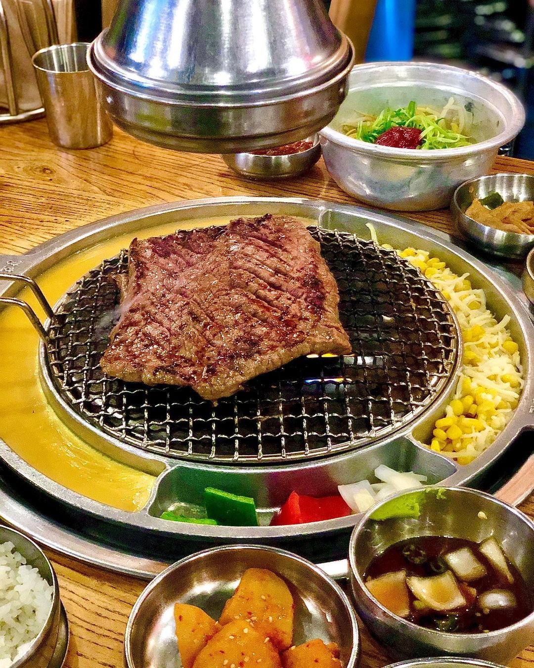Mangia il barbecue coreano ad Hanoi