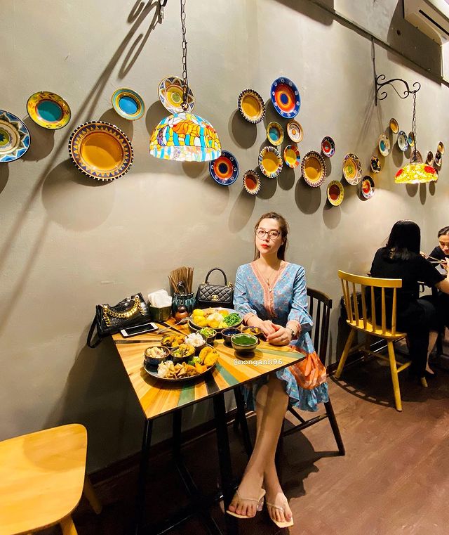 Không gian nhà hàng chay Veggie Castle Ngọc Khánh được bài trí sang trọng, trang nhã theo phong cách bohemian