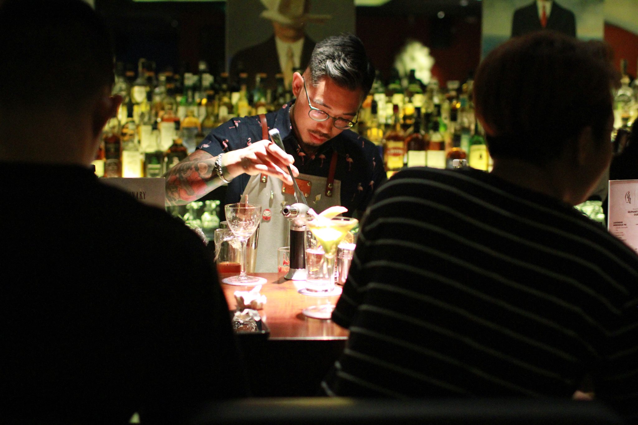 bartender lỗ quầy bar thỏ