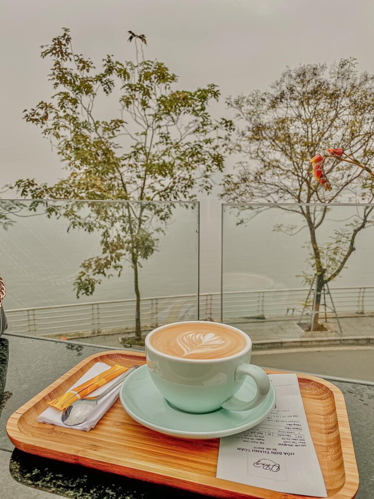 Hãy thưởng thức ly cà phê đặc biệt tại quán cafe Hồ Tây và nhâm nhi cảnh đẹp tuyệt vời của Hồ Tây trong không khí mát mẻ. Đây là nơi tuyệt vời để trốn khỏi cuộc sống bộn bề và thư giãn sau những ngày làm việc vất vả.