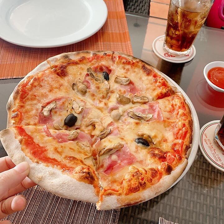 Pizza là loại bánh pizza phong cách Ý cổ điển tại David Vung Tau