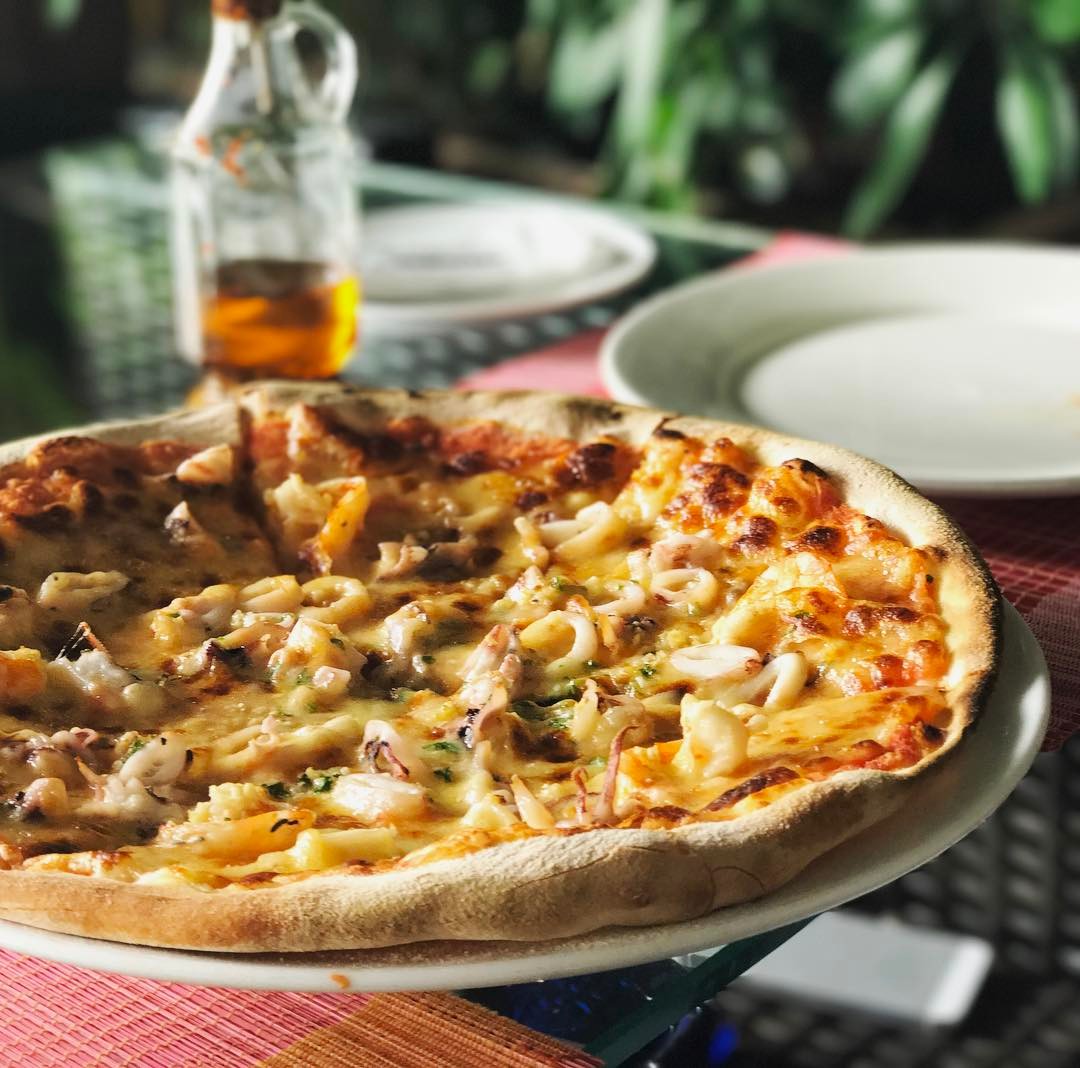 pizza nướng củi theo kiểu Ý