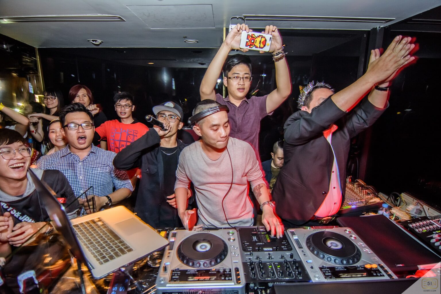 Quẩy tung 12 quán bar Quận 1 nhạc hay và nổi tiếng nhất Digifood