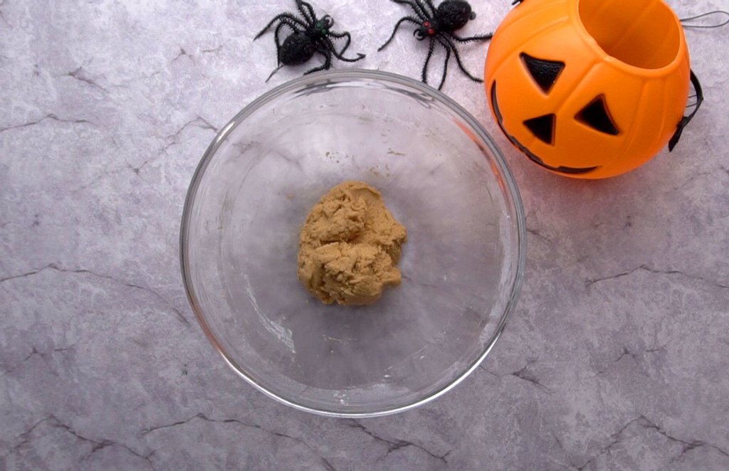nhào bột bánh cookie nhền nhện