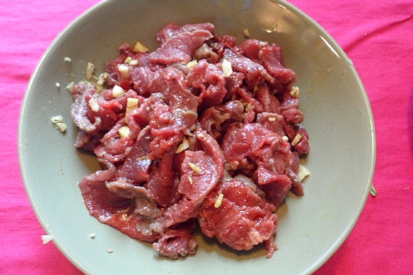 Thịt bò ướp để làm thịt bò xào với thịt bò