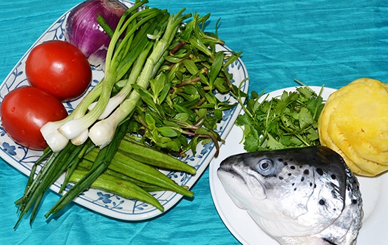 Nguyên liệu cho xương cá hồi nấu nước dùng chua