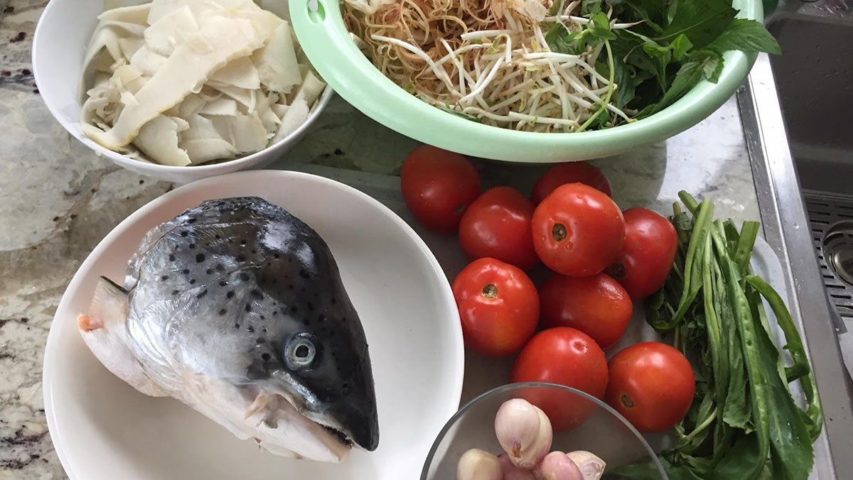 Nguyên liệu nấu lẩu cá hồi và măng chua