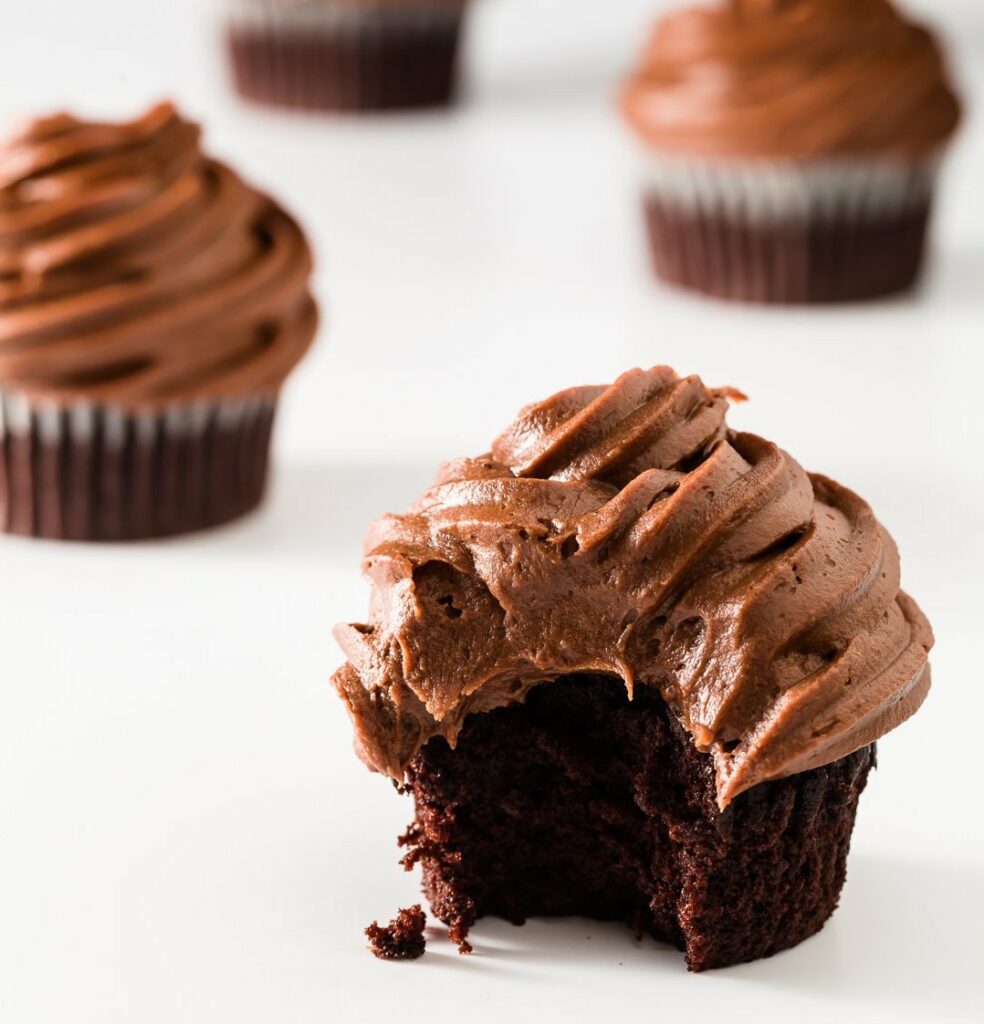 Cách làm bánh cupcake socola cực dễ bông mịn  digifood